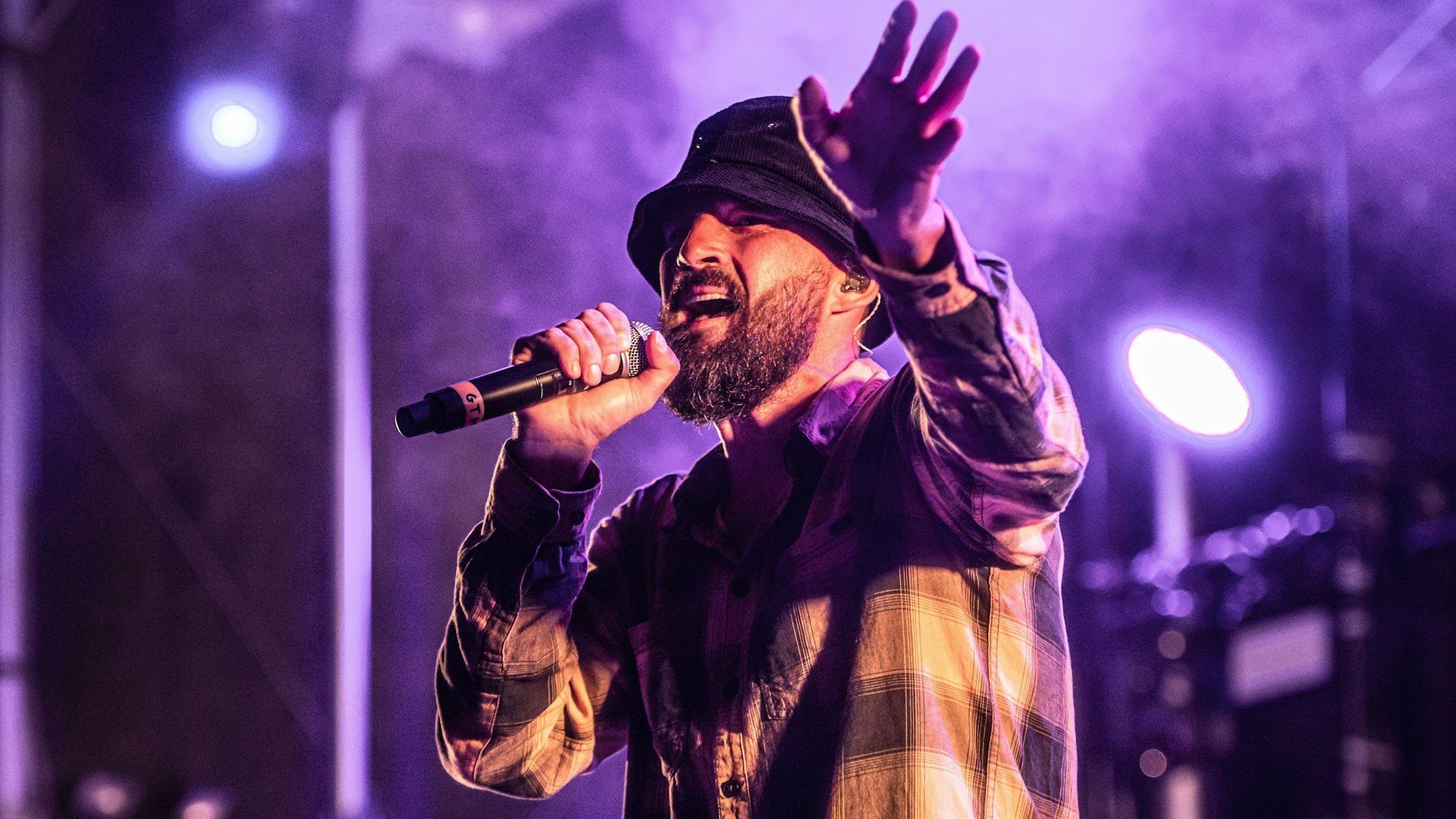 Reggae-Sänger Gentleman bei seinem Auftritt im "Schrotty" in Bickendorf.