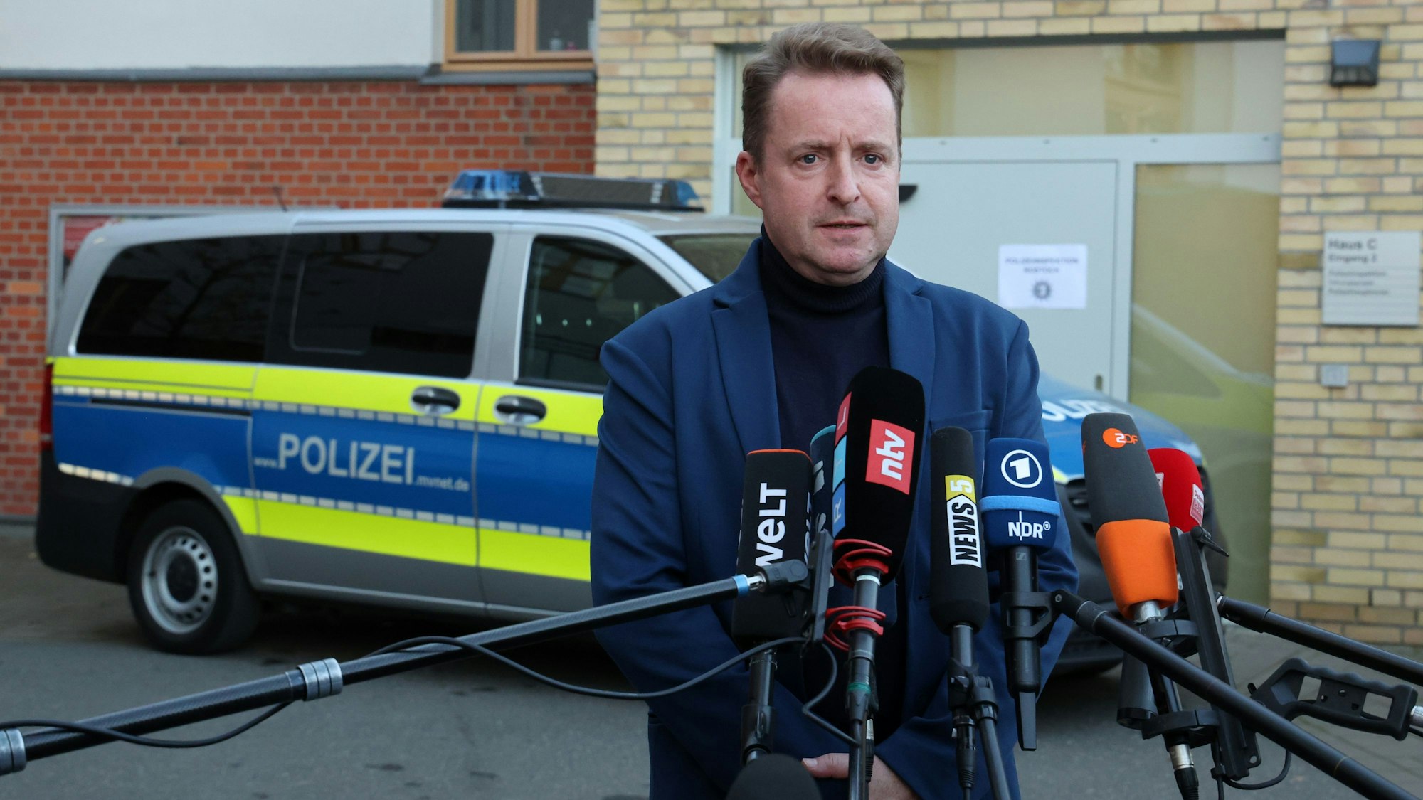 Harald Nowack, Oberstaatsanwalt und Pressesprecher der Staatsanwaltschaft Rostock, informiert auf einer Pressekonferenz vier Wochen nach dem gewaltsamen Tod des achtjährigen Fabian aus Güstrow über neue Ermittlungsergebnisse.