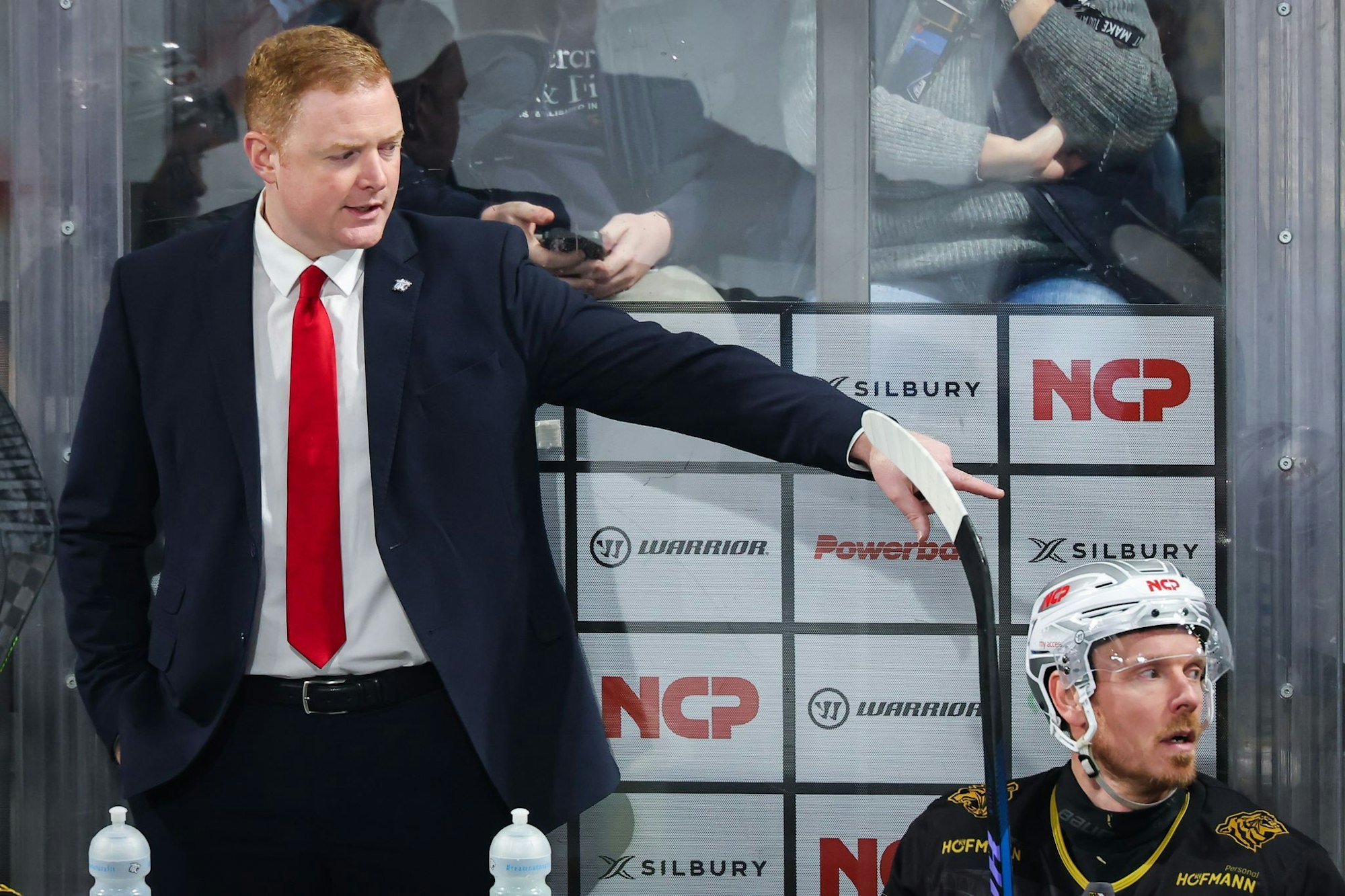 Mitch O'Keefe in Aktion an der Bande. Der Kanadier hat seinen Vertrag bei den Ice Tigers verlängert. (Archivbild)