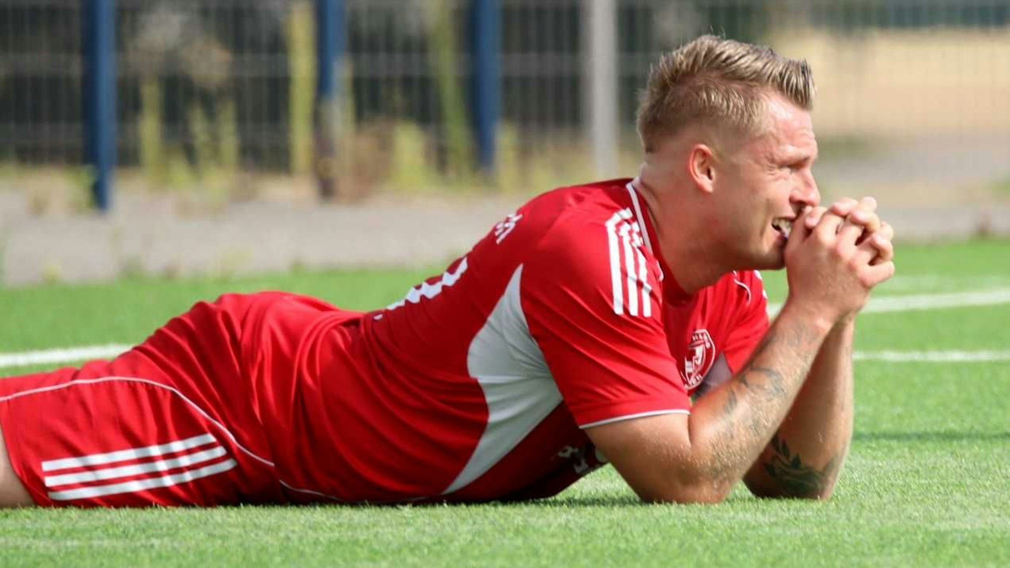 Zülpichs Stürmer Marvin Iskra liegt bäuchlings auf dem Fußballplatz.