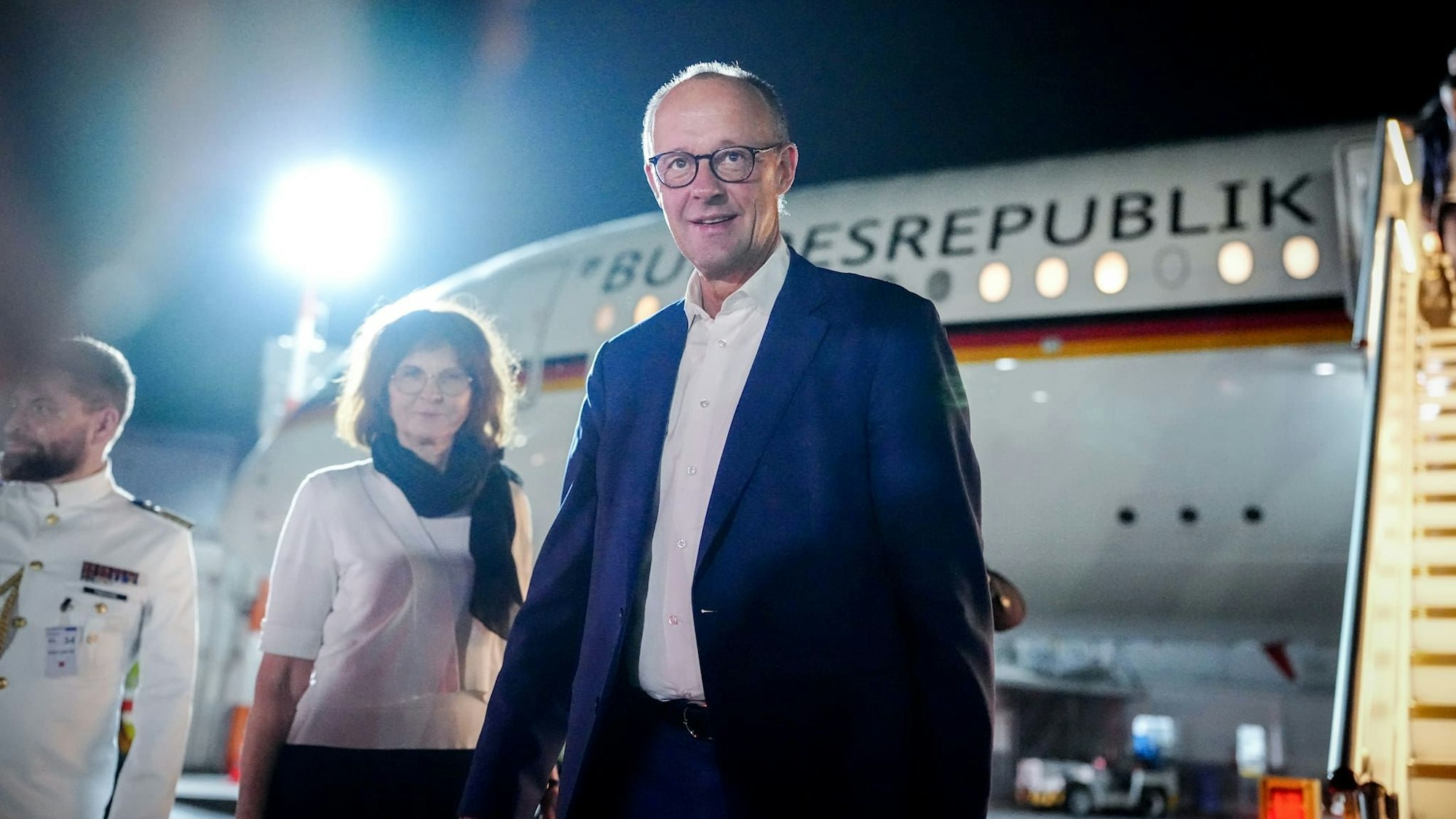 Bundeskanzler Friedrich Merz (CDU) kommt mit dem Airbus A350 der Luftwaffe auf dem Flughafen von Belém für die Weltklimakonferenz COP30 an.