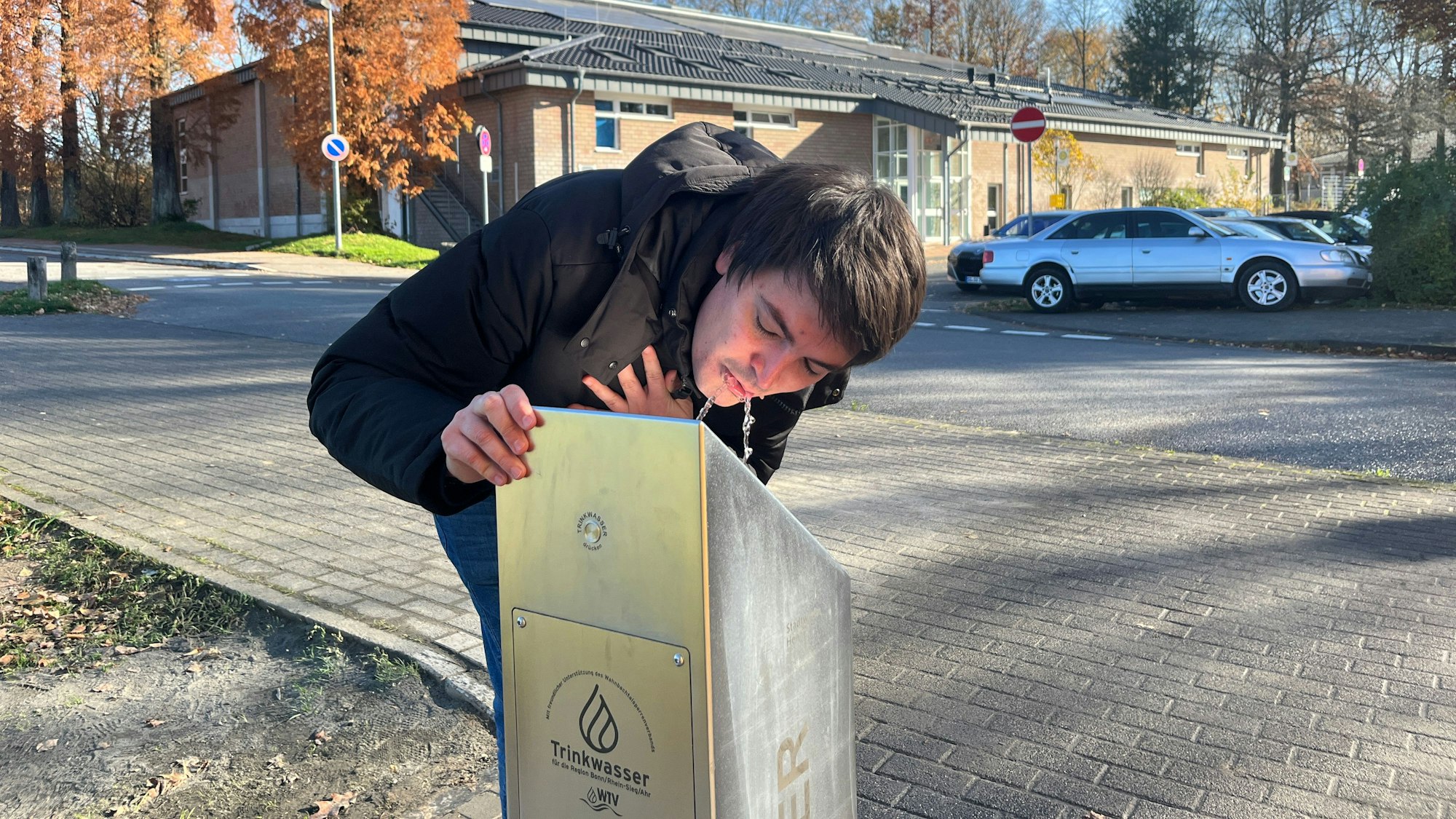 Bürgermeister Mario Dahm ließ sich das Trinkwasser beim ersten Test schmecken.