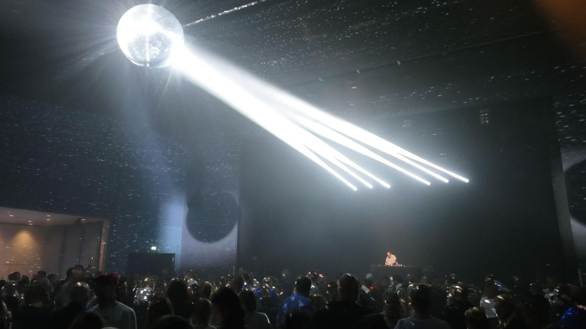 Die Discokugel dreht sich und sorgt bei der Ü30-Party in der Stadthalle Troisdorf für eine besondere Atmosphäre.