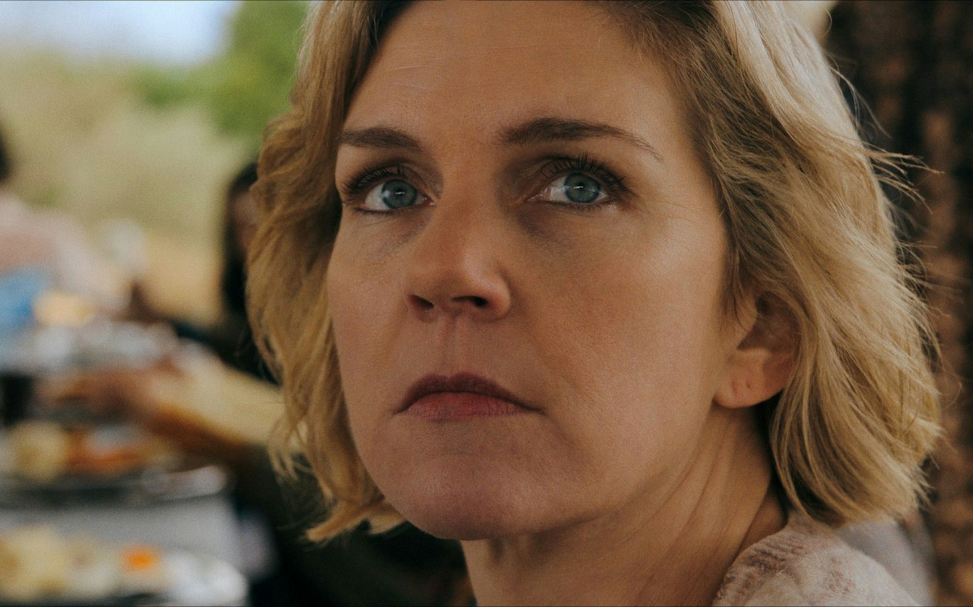 Carol (Rhea Seehorn) muss in „Pluribus“ feststellen, dass sich die Welt über Nacht stark verändert hat. Skeptische, ja übellaunige Menschen wie sie werden mit viel Verständnis behandelt, sind aber krasse Außenseiter. Die genial konzipierte Apple-Serie vereinigt Elemente von Sci-Fi, Drama, Comedy und philosophischem Gedankenexperiment. (Bild: Apple TV)