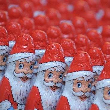 Schoko-Weihnachtsmänner sind beliebt - sowohl bei Kindern als auch bei Erwachsenen.