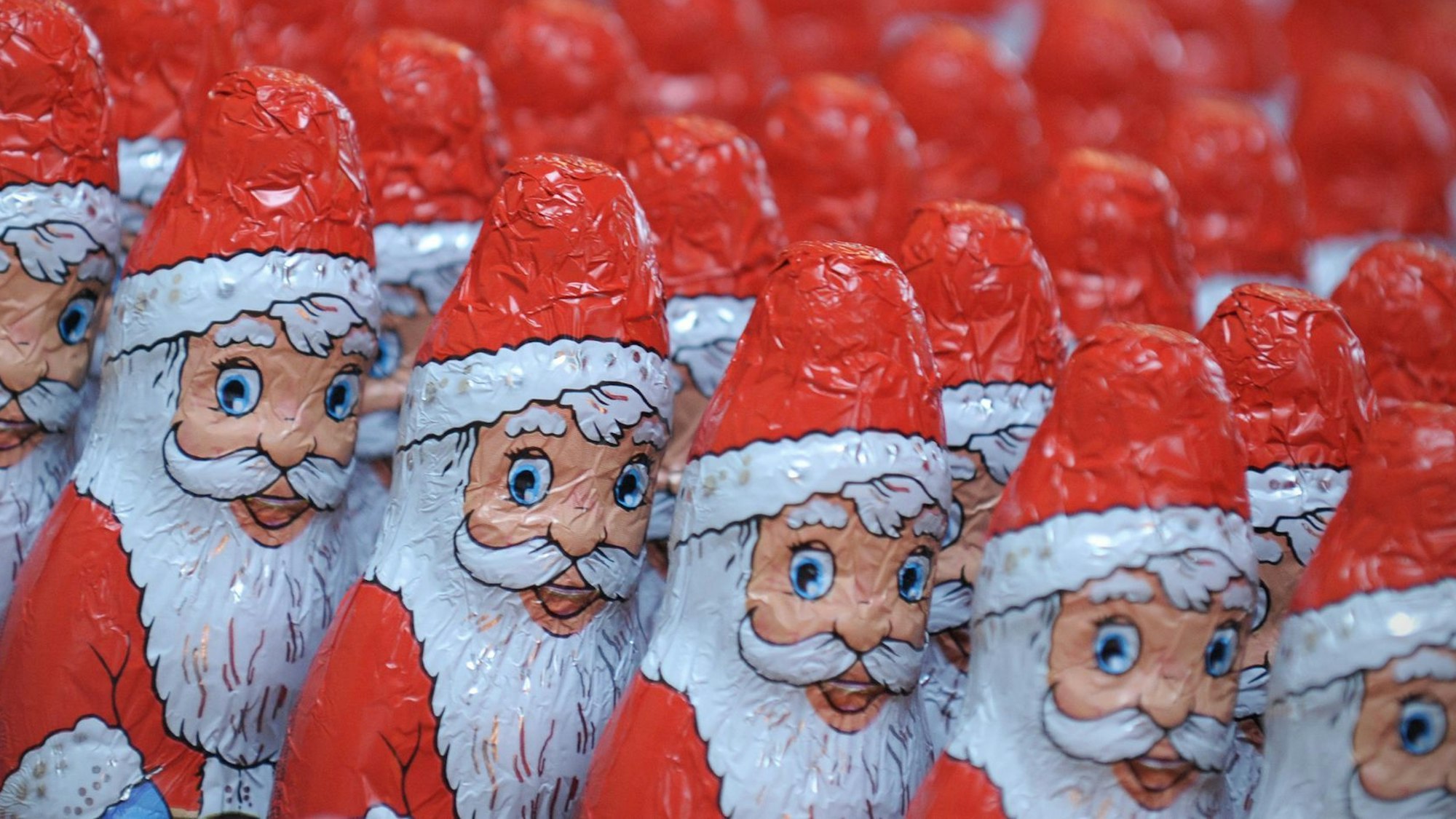 Schoko-Weihnachtsmänner sind beliebt - sowohl bei Kindern als auch bei Erwachsenen.