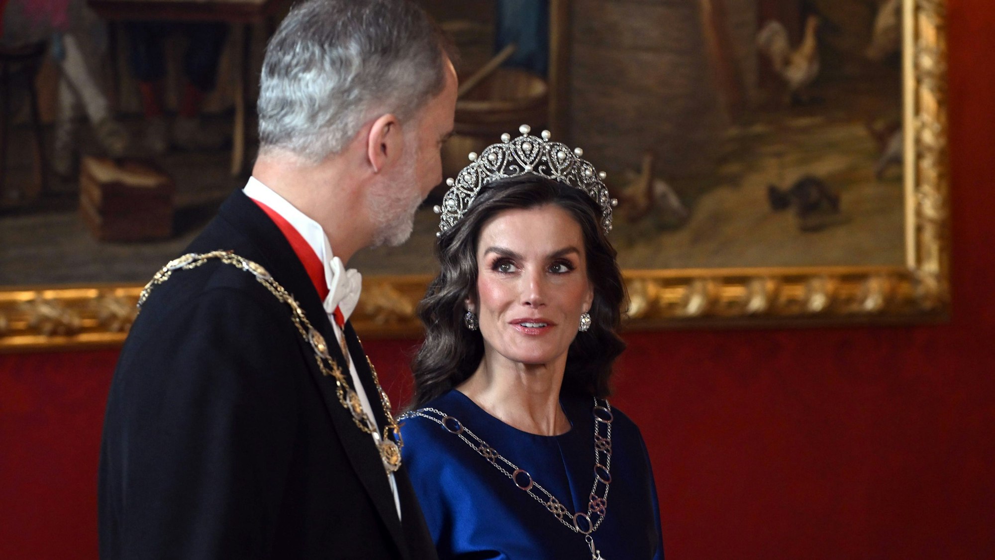 König Felipe VI. (l) und seine Frau Königin Letizia während des Gala-Dinners zu Ehren des Sultans von Oman im Königlichen Palast.