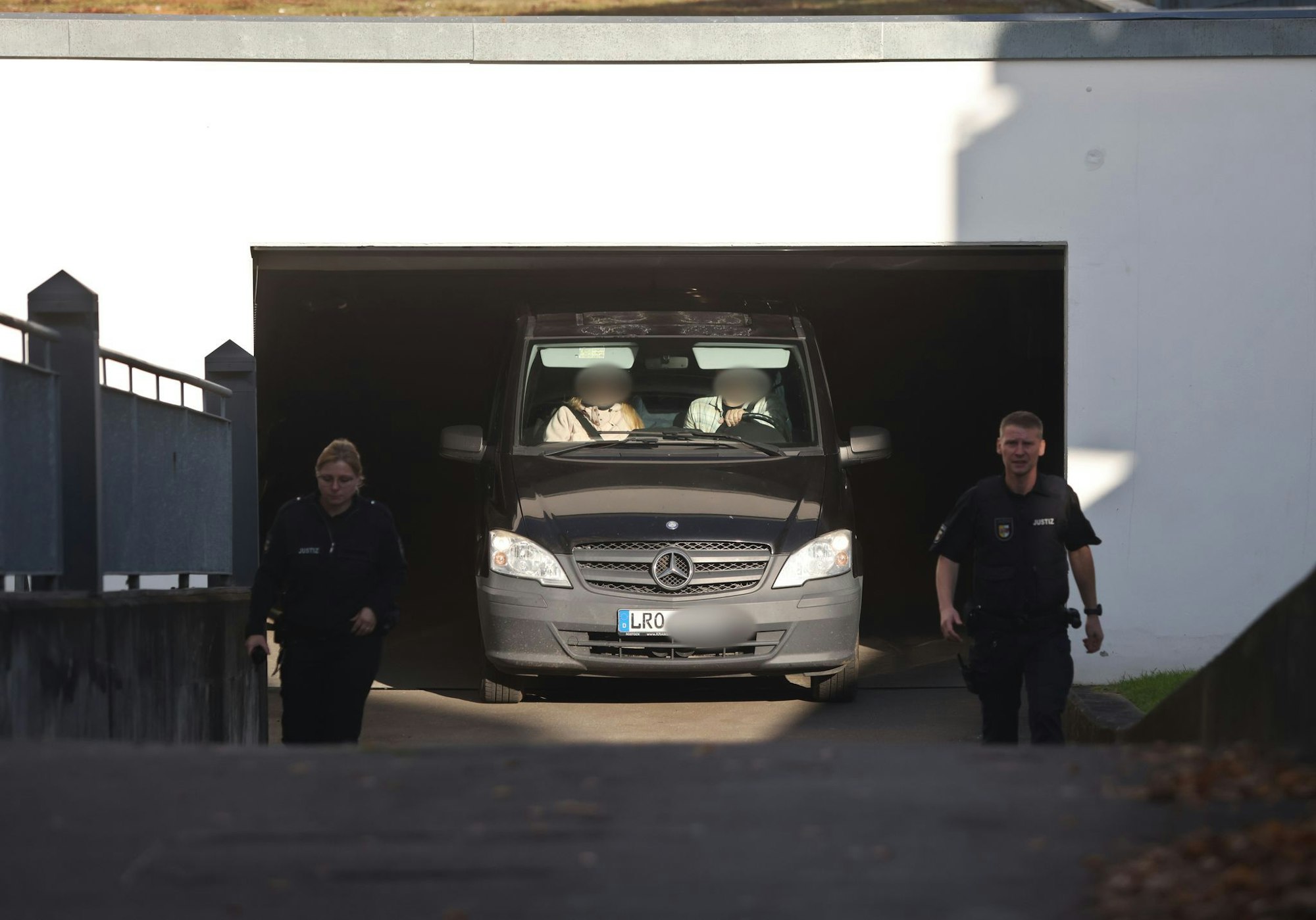 Im Amtsgericht Rostock wurde der Verdächtigen der Haftbefehl verlesen. Danach verließ ein Fahrzeug die Tiefgarage.