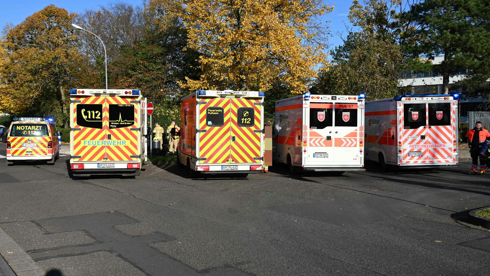 Das Bild zeigt mehrere Rettungswagen