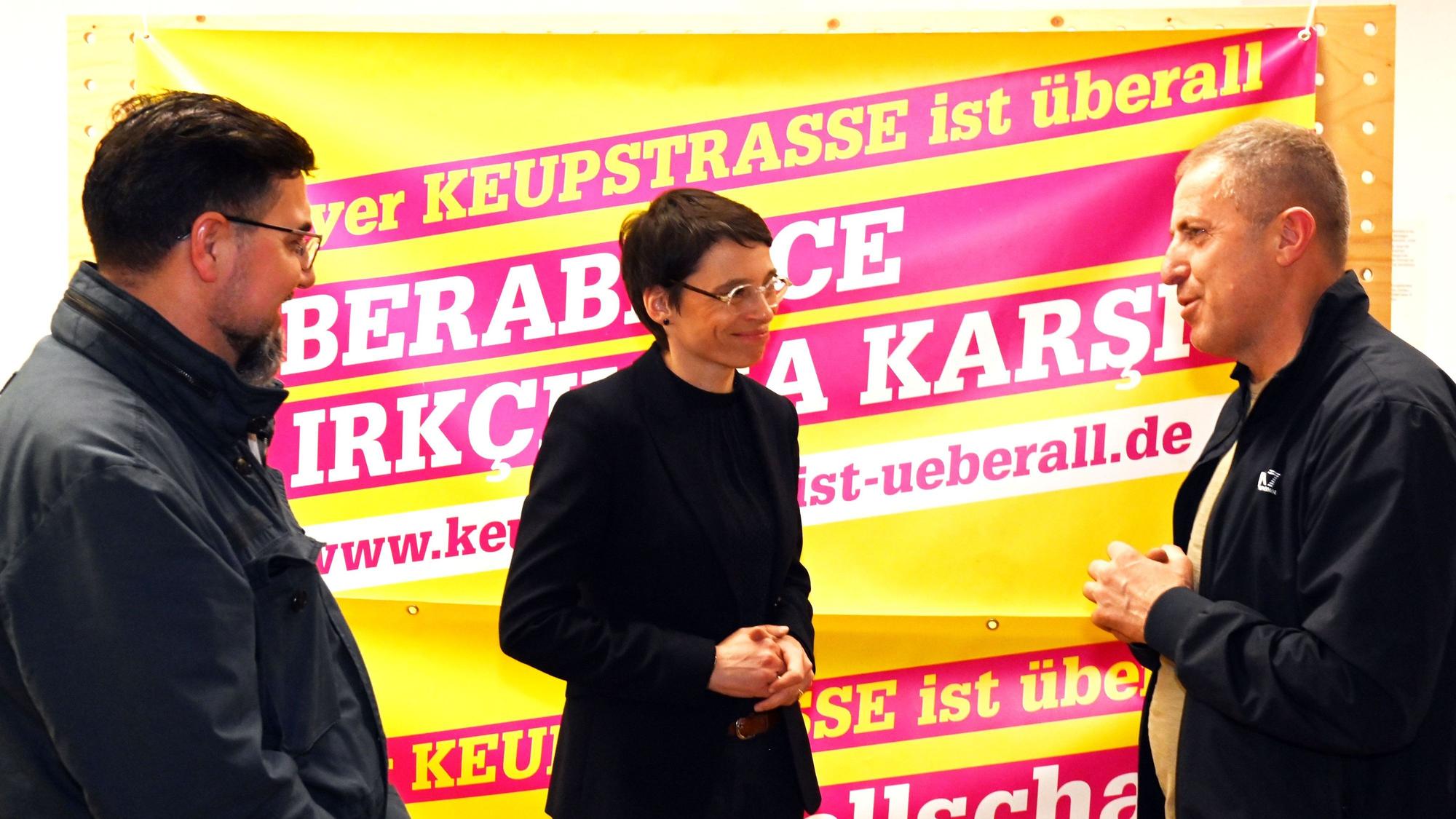 NRW-Ministerin Paul mit den beiden Betroffenen des Anschlags Kemal Gündogan und Muhammet Ayazgün.