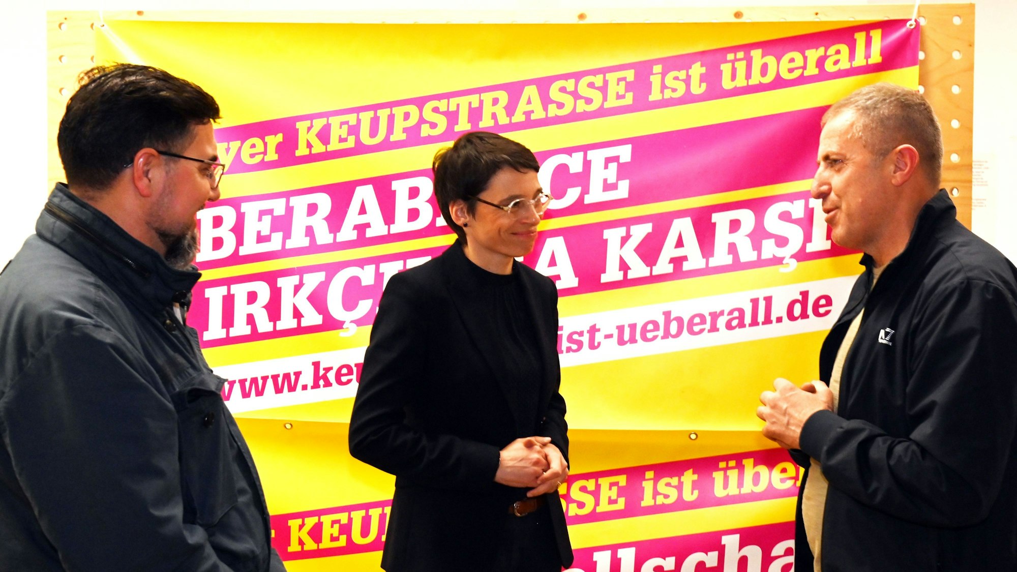 NRW-Ministerin Paul mit den beiden Betroffenen des Anschlags Kemal Gündogan und Muhammet Ayazgün.