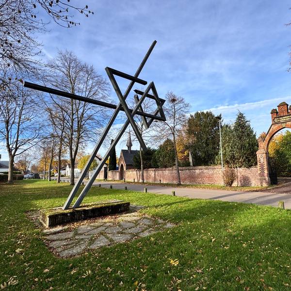 Ein Mahnmal, hergestellt aus Metall, es zeigt einen Judenstern.