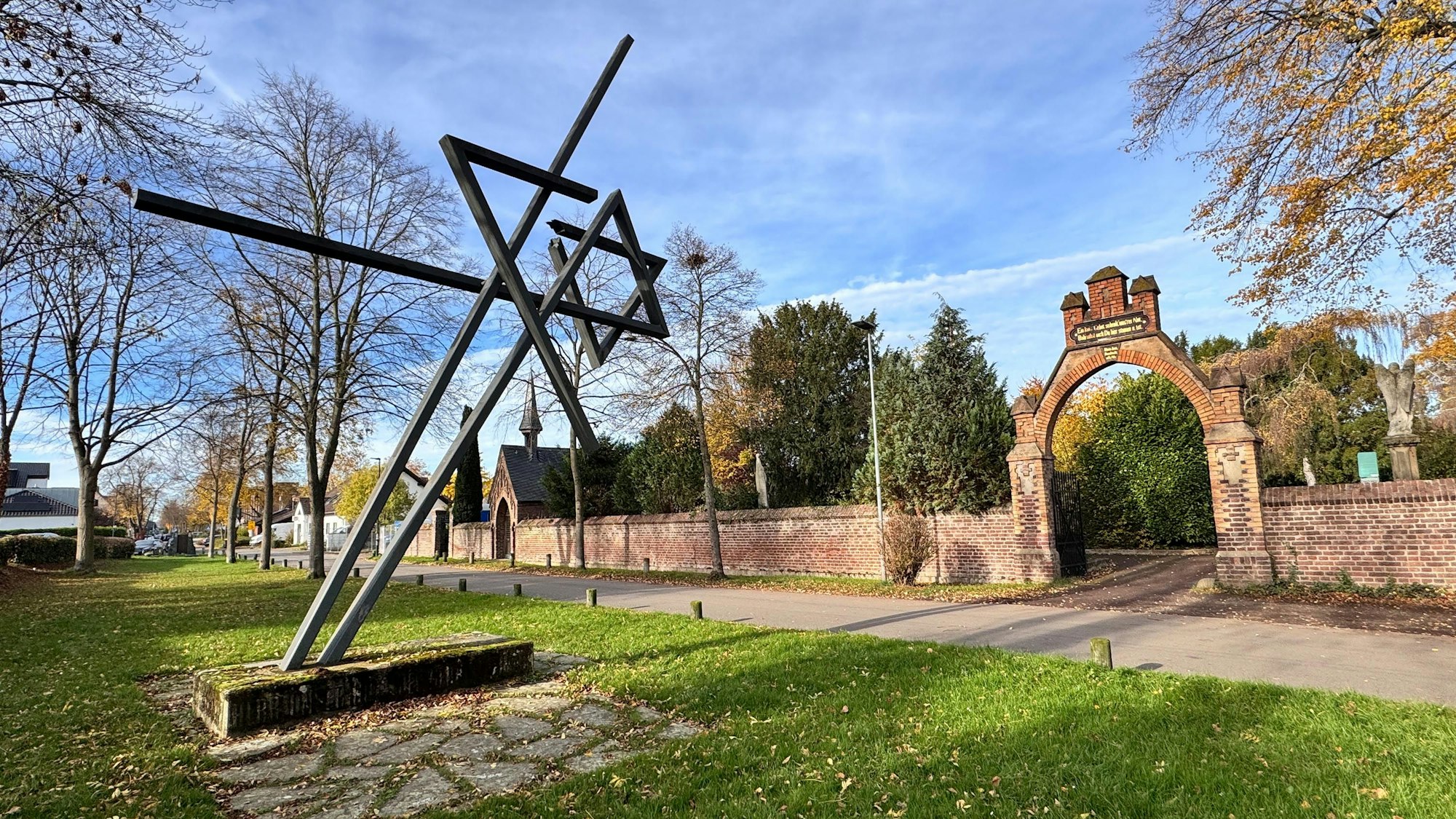 Ein Mahnmal, hergestellt aus Metall, es zeigt einen Judenstern.
