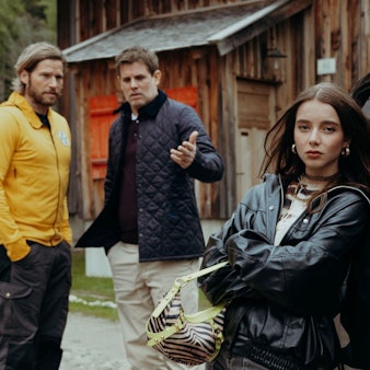 Szene aus der aktuellen „Die Bergretter“-Folge: Lorenz König (Steffen Groth, Mitte) ist völlig überfordert mit seiner pubertierenden Tochter Mia Steiner (Lisa Junick). Seine letzte Rettung: Mias Ziehvater Markus Kofler (Sebastian Ströbel). (Bild: ZDF / Sabine Finger)