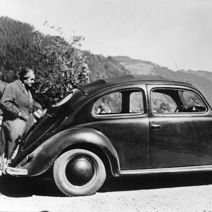 Auch die Auto-Industrie verhalf Deutschland zum wirtschaftlichen Erfolg. Hier sieht man den Konstrukteur des erfolgreichen Kleinwagens, des VW Käfer, Professor Ferdinand Porsche, 1939 auf einer Versuchsfahrt in den österreichischen Bergen.