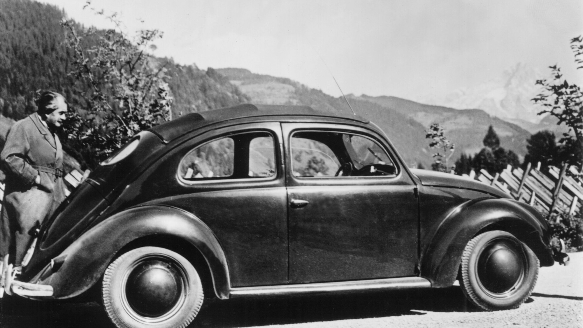 Auch die Auto-Industrie verhalf Deutschland zum wirtschaftlichen Erfolg. Hier sieht man den Konstrukteur des erfolgreichen Kleinwagens, des VW Käfer, Professor Ferdinand Porsche, 1939 auf einer Versuchsfahrt in den österreichischen Bergen.