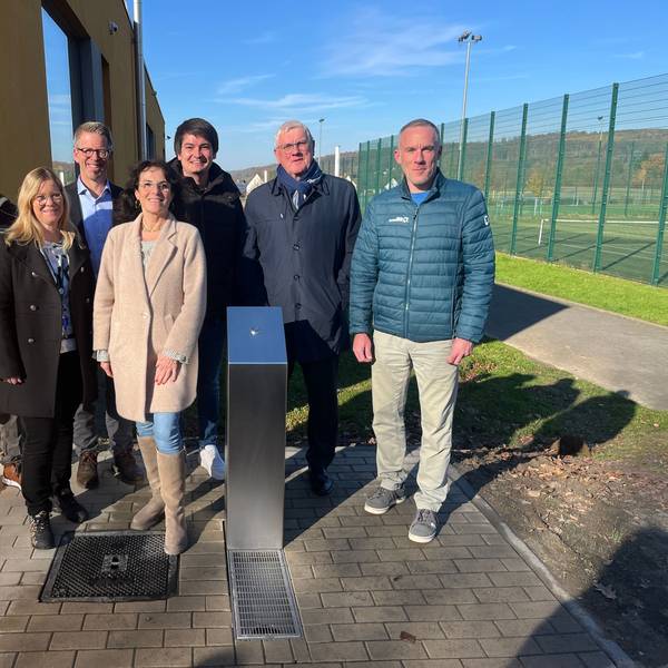 Am Sportplatz der Gesamtschule Meiersheide wurde ein weiterer Trinkwasserbrunnen aufgestellt, gesponsort vom Wahnbachtalsperrenverband und weiterfinanziert von den Stadtwerken Hennef.