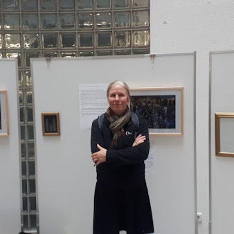 Kathrin Rothenberg-Elder vor einem Motiv aus ihrer Ausstellung im Bezirksrathaus.