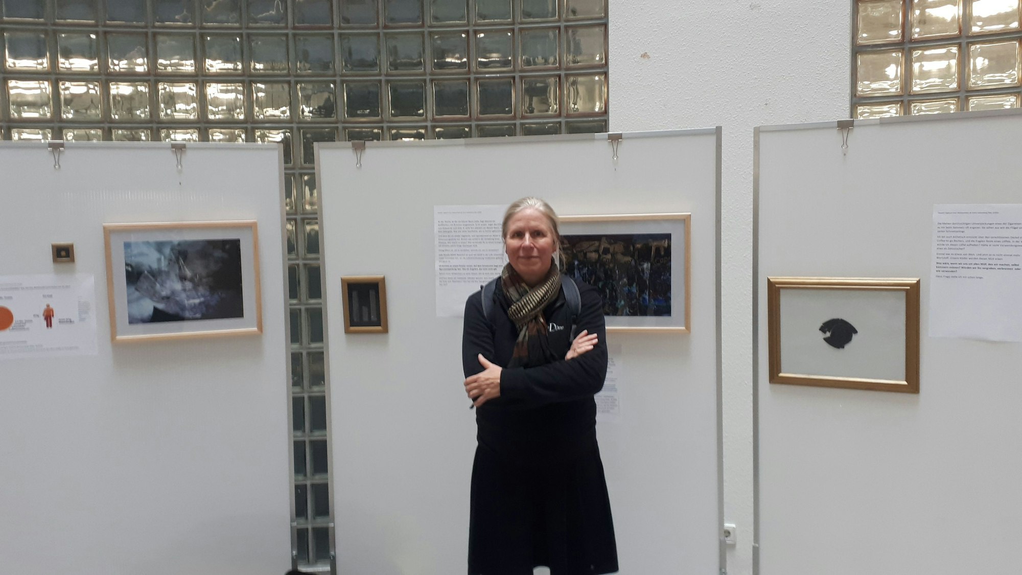Kathrin Rothenberg-Elder vor einem Motiv aus ihrer Ausstellung im Bezirksrathaus.