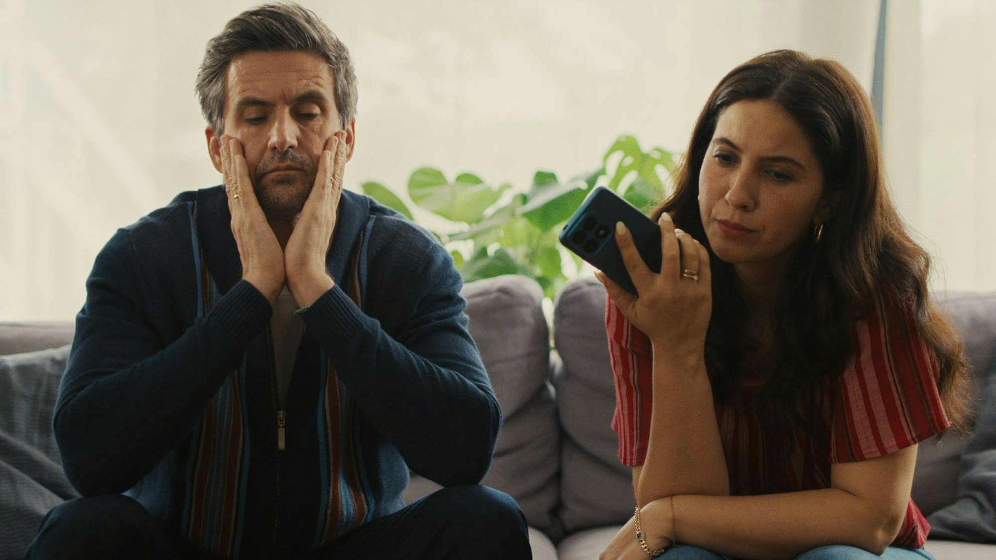 In „The other gAIrl“ spielen Chryssanthi Kavazi und Tom Beck als Lisa und Frank ein Paar, dessen Ehe und Leidenschaft im stressigen Alltag langsam verloren geht. (Bild: ZDF/Micky Graeter)