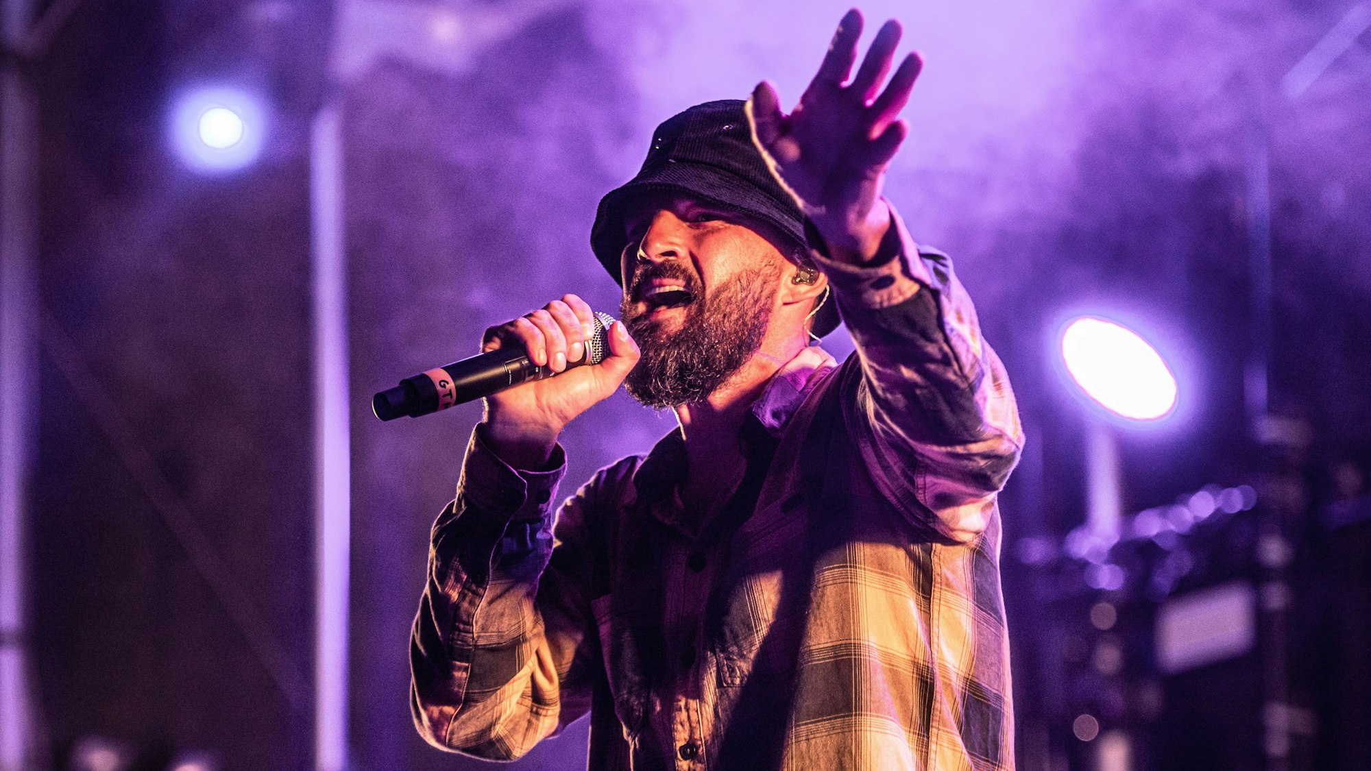 Reggae-Sänger Gentleman bei seinem Auftritt im "Schrotty" in Bickendorf.