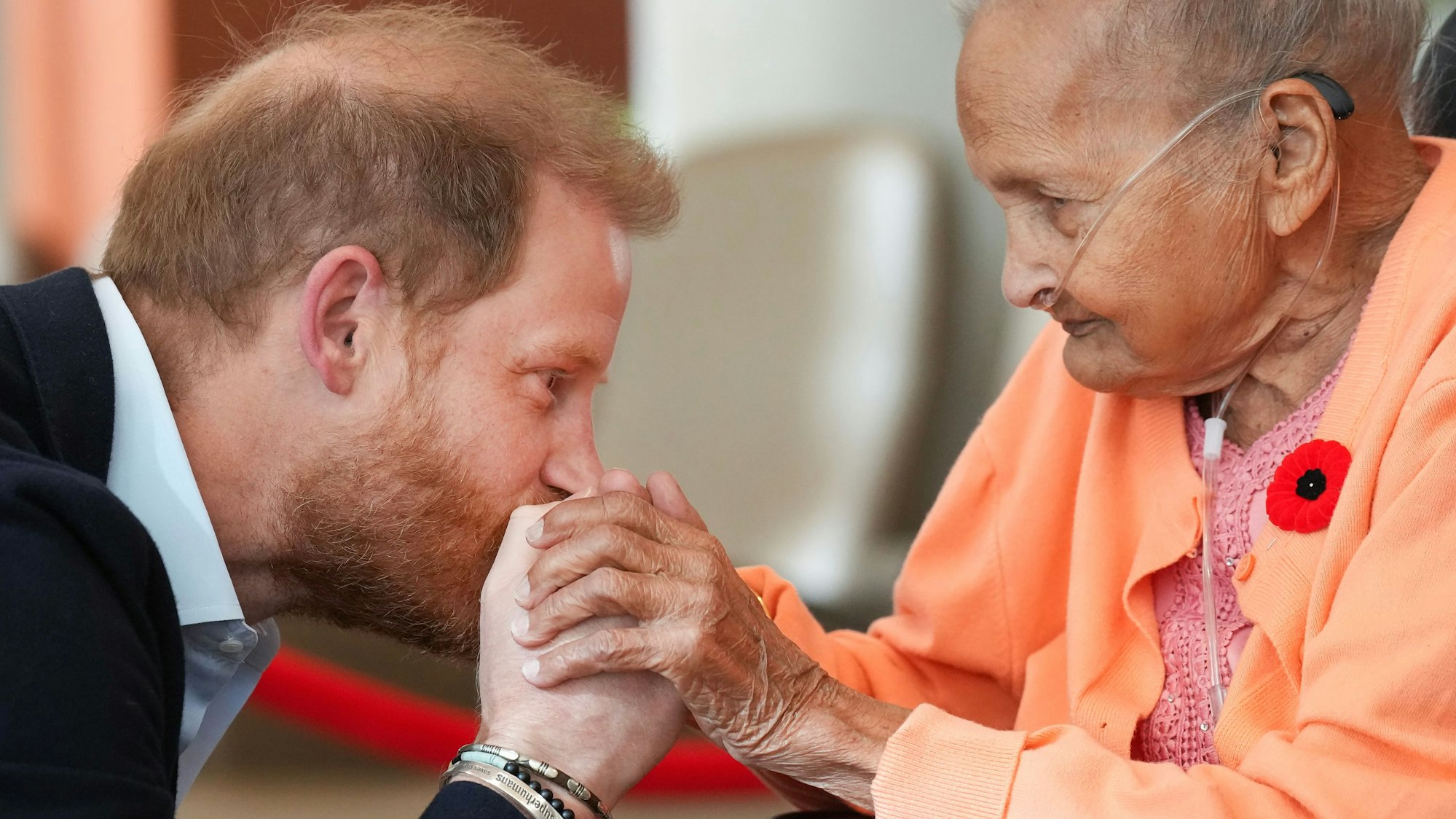 Prinz Harry trifft Villa Shah, 91, während er sich mit einigen der ältesten Veteranen Kanadas trifft, die an einem kreativen Kunstprogramm im Veteranenzentrum des Sunnybrook Hospital in Toronto teilnehmen.