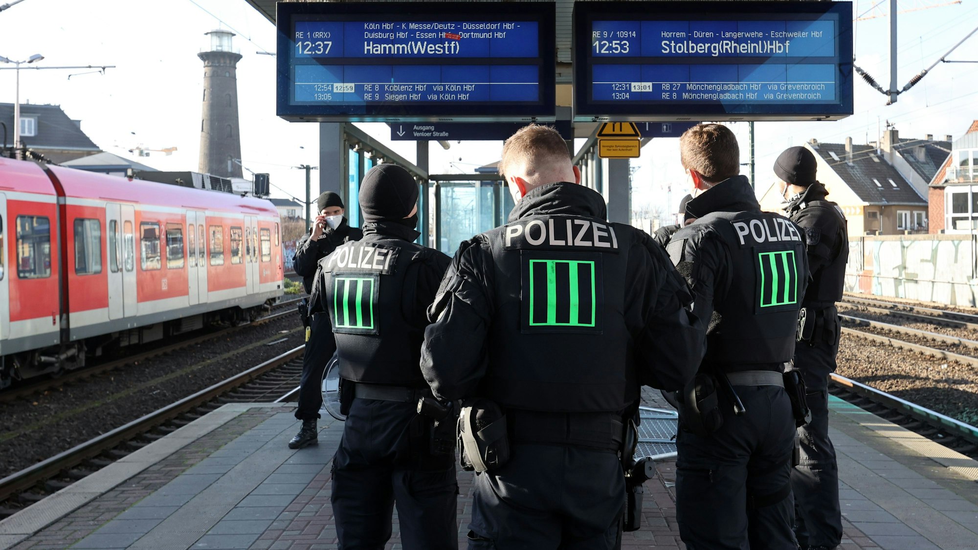 Im November 2021 ist die Polizei am Bahnhof Ehrenfeld im Einsatz, bevor ein Sonderzug mit Fans aus Mönchengladbach ankommt.