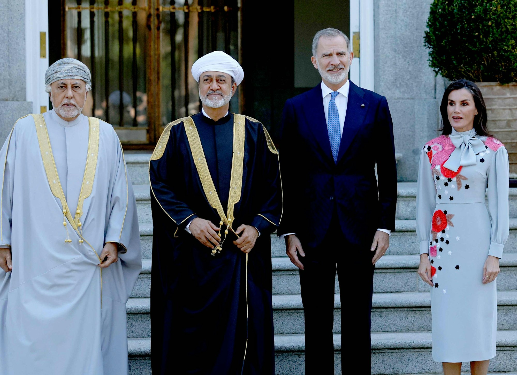 König Felipe VI. und Königin Letizia begrüßten Sultan Haitham bin Tariq von Oman sowie dessen Bruder, den stellvertretenden Premierminister für Verteidigungsangelegenheiten, Shihab bin Tariq, zu Beginn eines zweitägigen Staatsbesuchs im Königspalast La Zarzuela in Madrid.