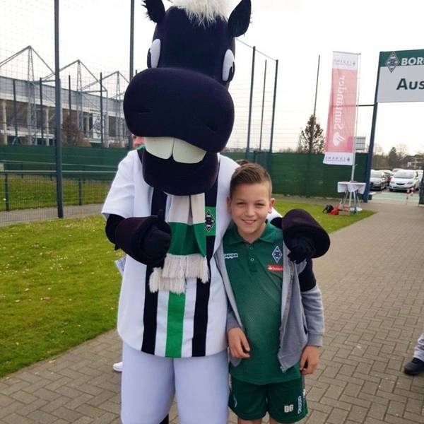 Familienalbum: Said El Mala als Jugendspieler mit Maskottchen „Jünter“ am Borussia-Park. Der FC-Profi spielte von der U12 bis zur U15 für Gladbach.