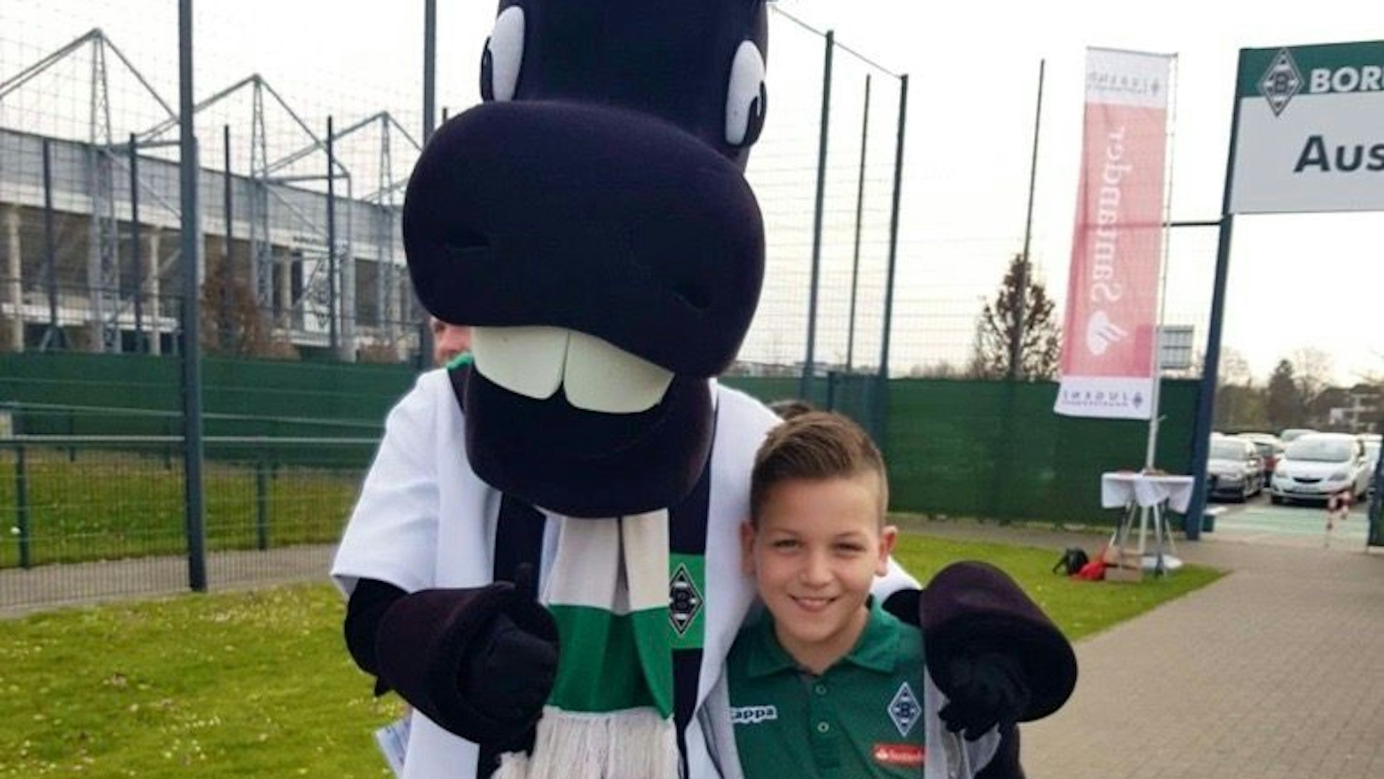Familienalbum: Said El Mala als Jugendspieler mit Maskottchen „Jünter“ am Borussia-Park. Der FC-Profi spielte von der U12 bis zur U15 für Gladbach.
