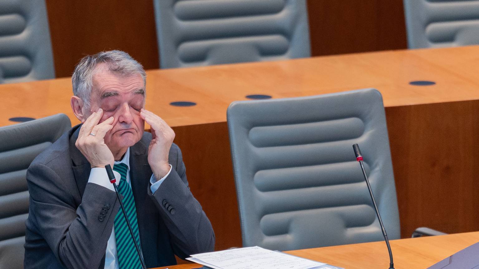 Herbert Reul (CDU), Innenminister von Nordrhein-Westfalen, sitzt im Plenum des Landtags während einer Aktuellen Stunde zu Jugendkriminalität.