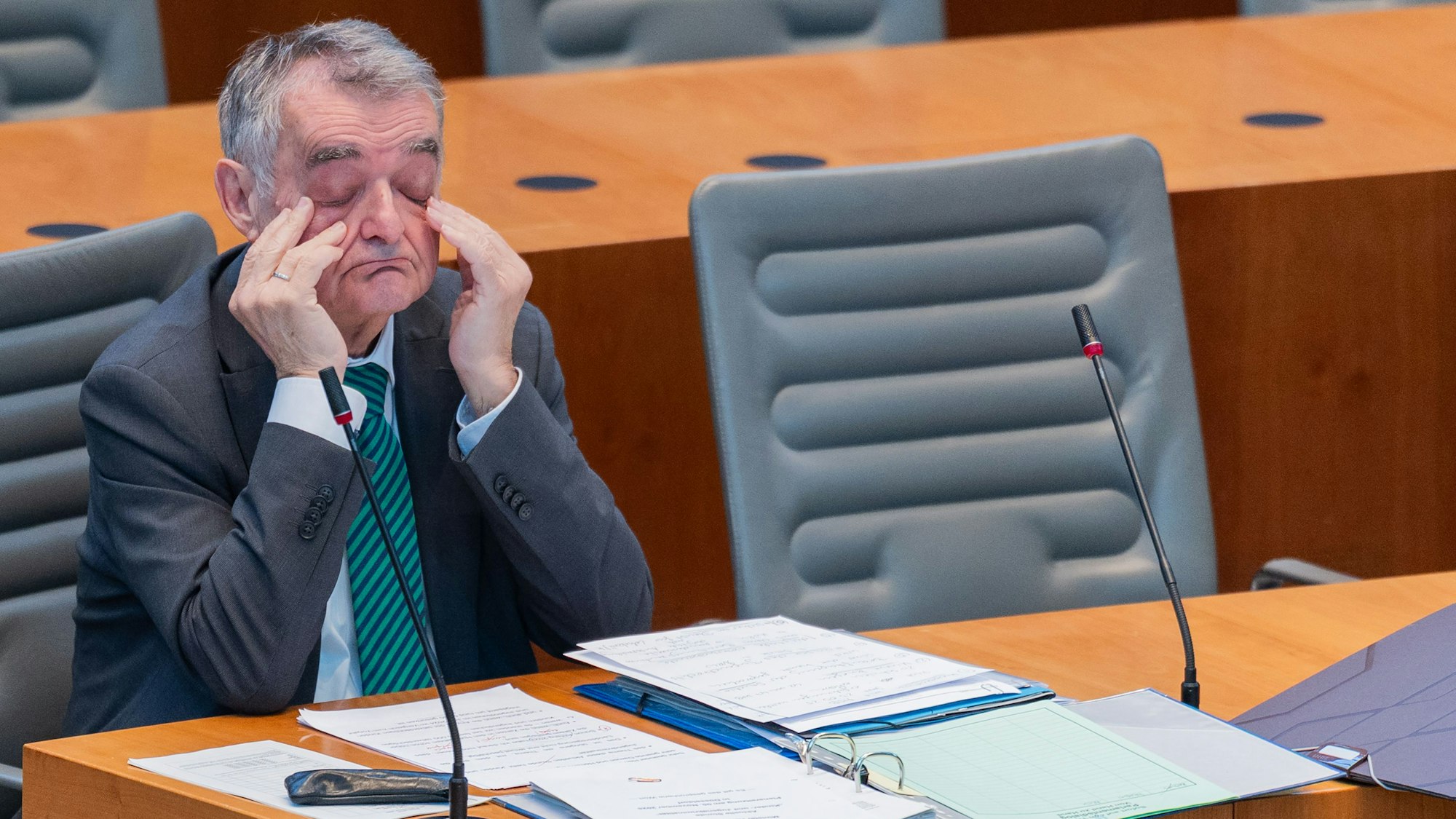 Herbert Reul (CDU), Innenminister von Nordrhein-Westfalen, sitzt im Plenum des Landtags während einer Aktuellen Stunde zu Jugendkriminalität.