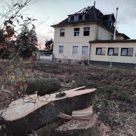 Die abgebrannte Gaststätte Haus im Park in Neunkirchen-Seelscheid: Der neue Investor hat unerlaubt Bäume gefällt.