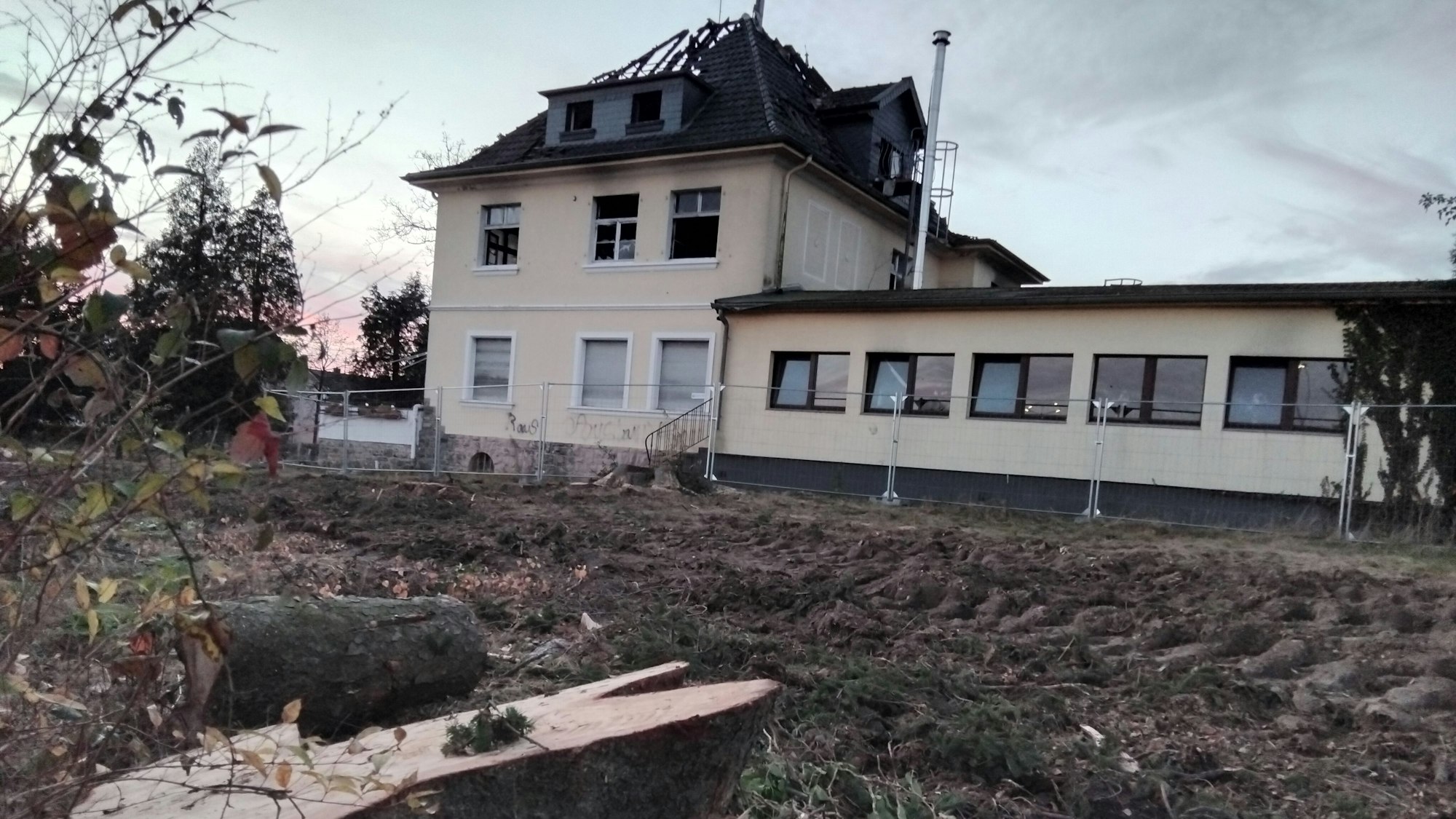 Die abgebrannte Gaststätte Haus im Park in Neunkirchen-Seelscheid: Der neue Investor hat unerlaubt Bäume gefällt.