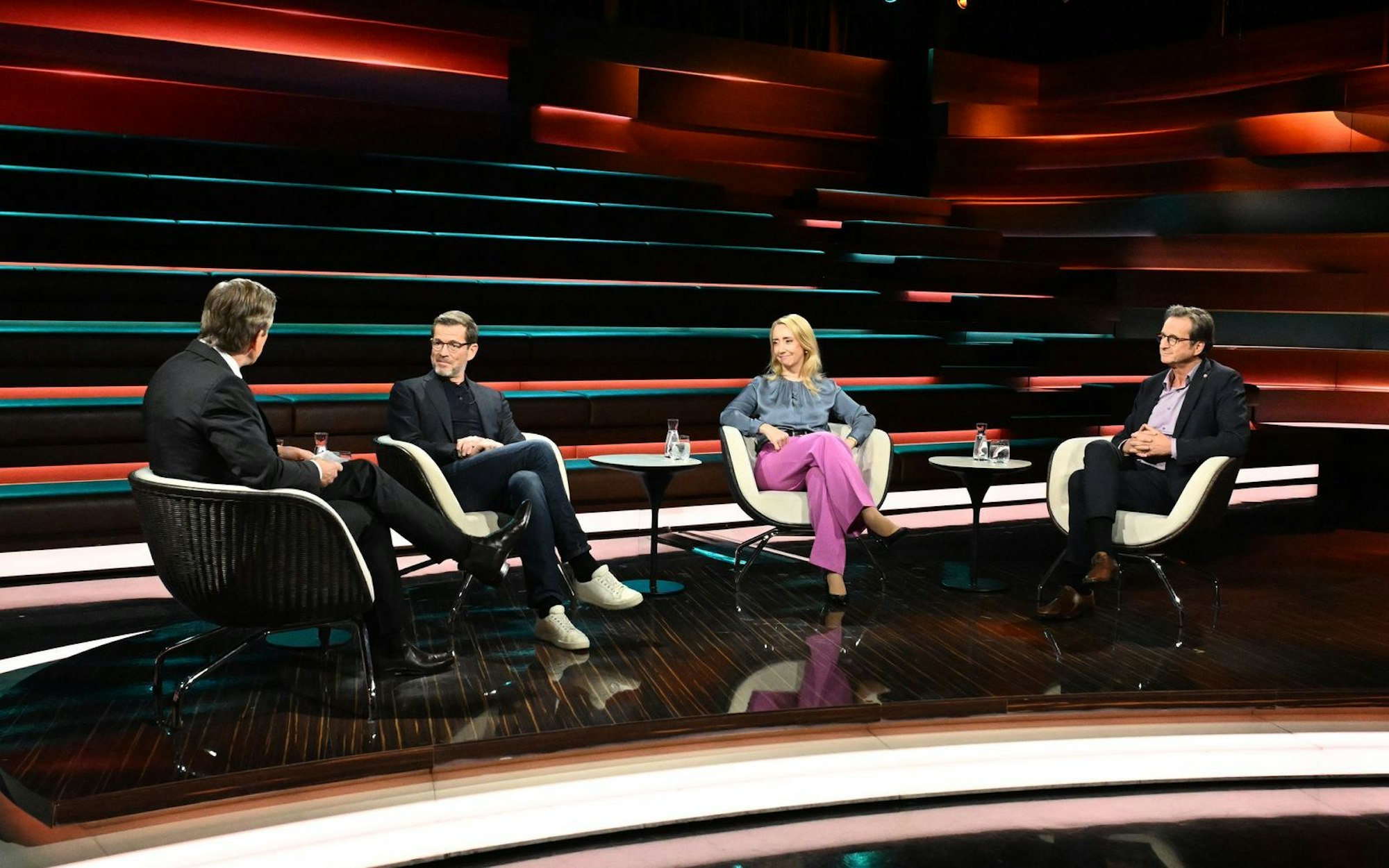 Im ZDF-Talk diskutierten, von links: Moderator Markus Lanz, Karl-Theodor zu Guttenberg, Melanie Amann und Stephan Grünewald. (Bild: ZDF / Cornelia Lehmann)