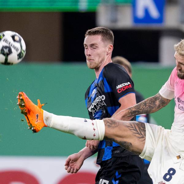 ARCHIV - 29.10.2025, Nordrhein-Westfalen, Paderborn: Fußball: DFB-Pokal, SC Paderborn 07 - Bayer Leverkusen, 2. Runde, Home Deluxe Arena: Tjark Scheller (SC Paderborn 07, l) und Robert Andrich (Bayer Leverkusen) kämpfen um den Ball. (zu dpa: «Trotz Konkurrenz im Mittelfeld: Hjulmand lobt Andrich») Foto: David Inderlied/dpa +++ dpa-Bildfunk +++