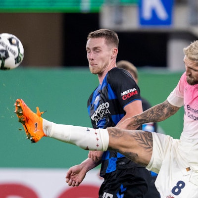 ARCHIV - 29.10.2025, Nordrhein-Westfalen, Paderborn: Fußball: DFB-Pokal, SC Paderborn 07 - Bayer Leverkusen, 2. Runde, Home Deluxe Arena: Tjark Scheller (SC Paderborn 07, l) und Robert Andrich (Bayer Leverkusen) kämpfen um den Ball. (zu dpa: «Trotz Konkurrenz im Mittelfeld: Hjulmand lobt Andrich») Foto: David Inderlied/dpa +++ dpa-Bildfunk +++