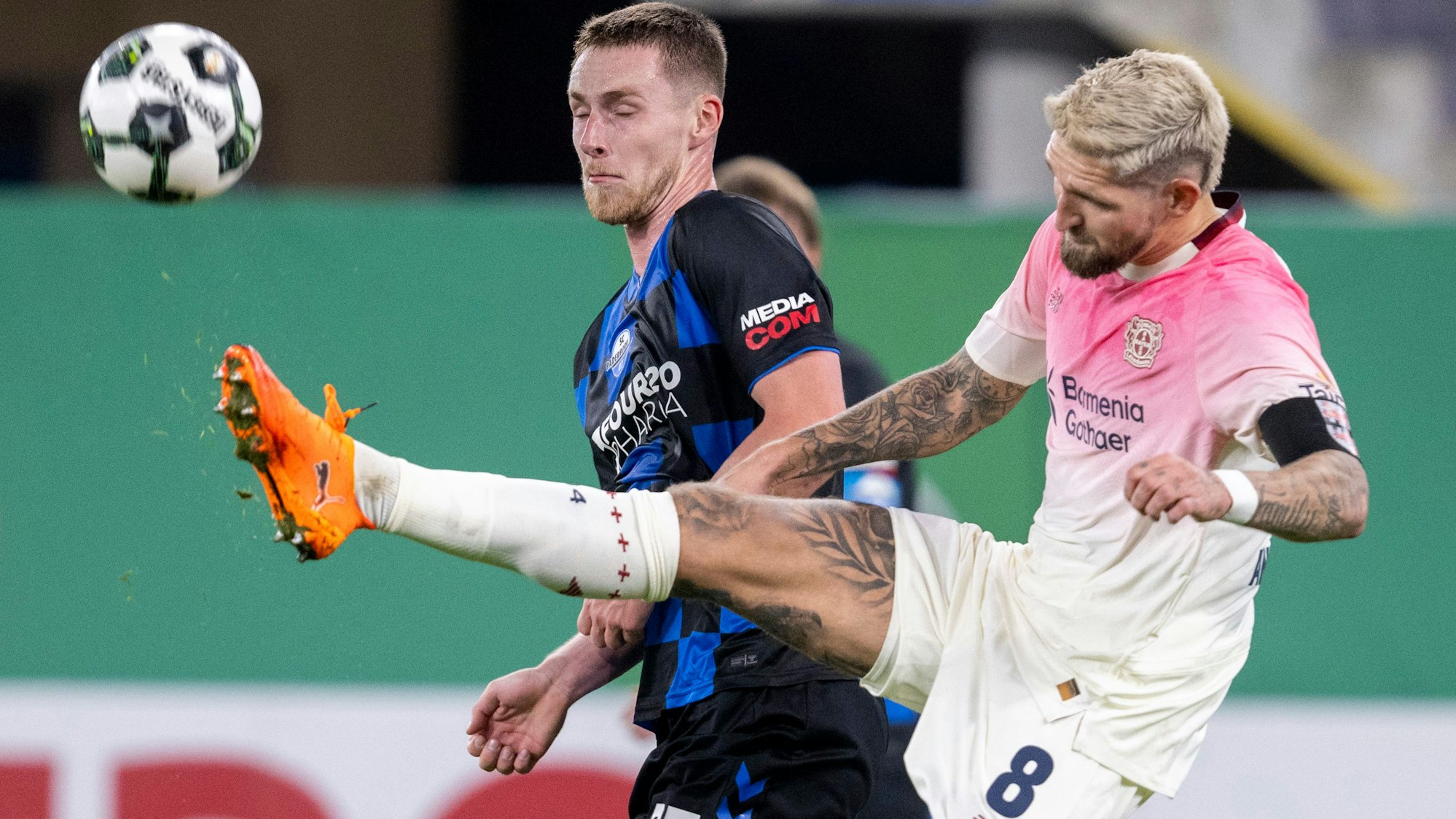 ARCHIV - 29.10.2025, Nordrhein-Westfalen, Paderborn: Fußball: DFB-Pokal, SC Paderborn 07 - Bayer Leverkusen, 2. Runde, Home Deluxe Arena: Tjark Scheller (SC Paderborn 07, l) und Robert Andrich (Bayer Leverkusen) kämpfen um den Ball. (zu dpa: «Trotz Konkurrenz im Mittelfeld: Hjulmand lobt Andrich») Foto: David Inderlied/dpa +++ dpa-Bildfunk +++