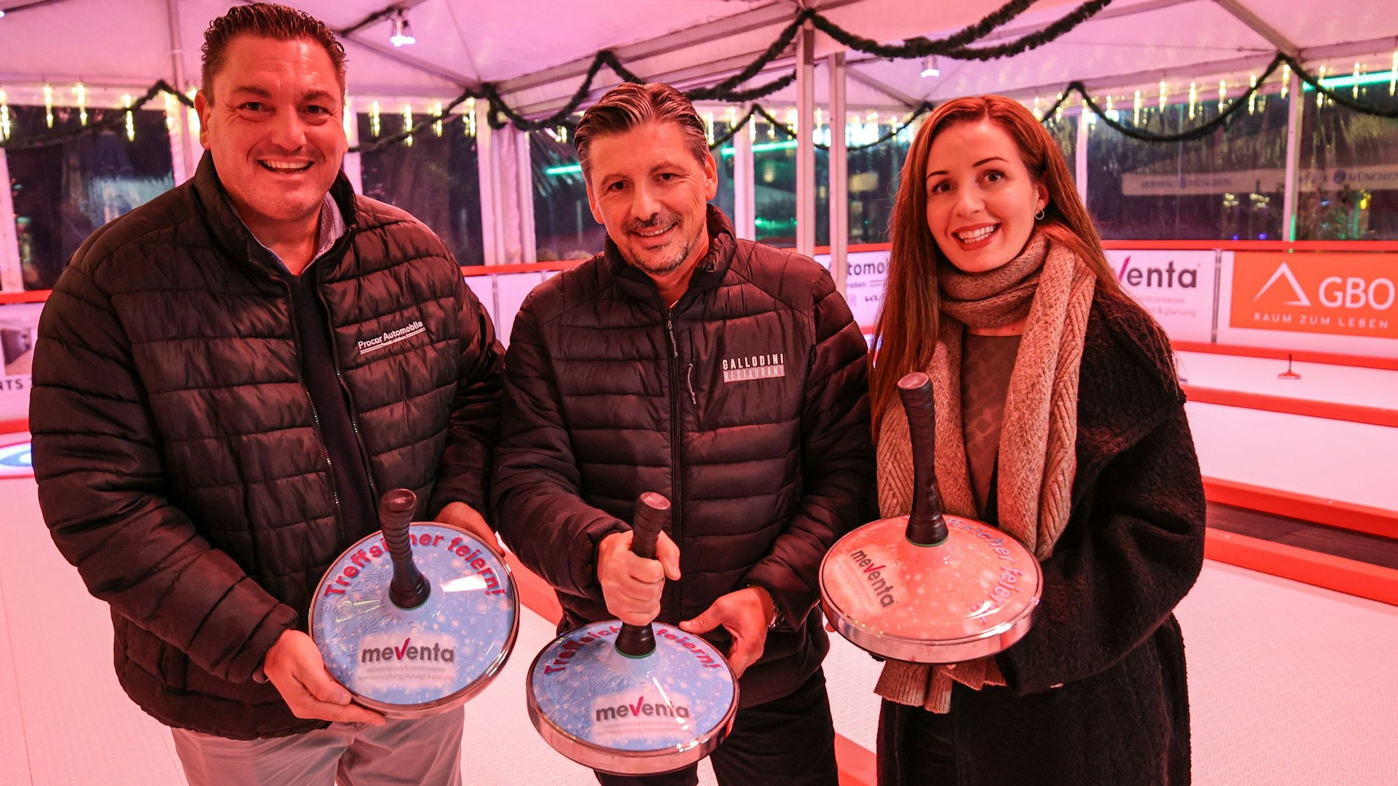 Sponsor Dirk Roland mit Mevludin Dzeladini und Adriana Sorce auf der Opladener Eisbahn
