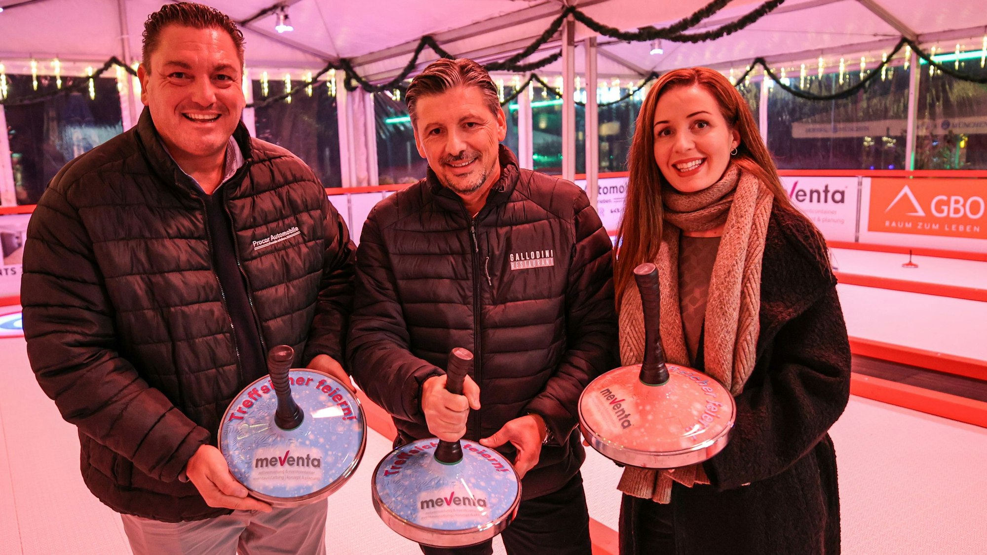 Sponsor Dirk Roland mit Mevludin Dzeladini und Adriana Sorce auf der Opladener Eisbahn
