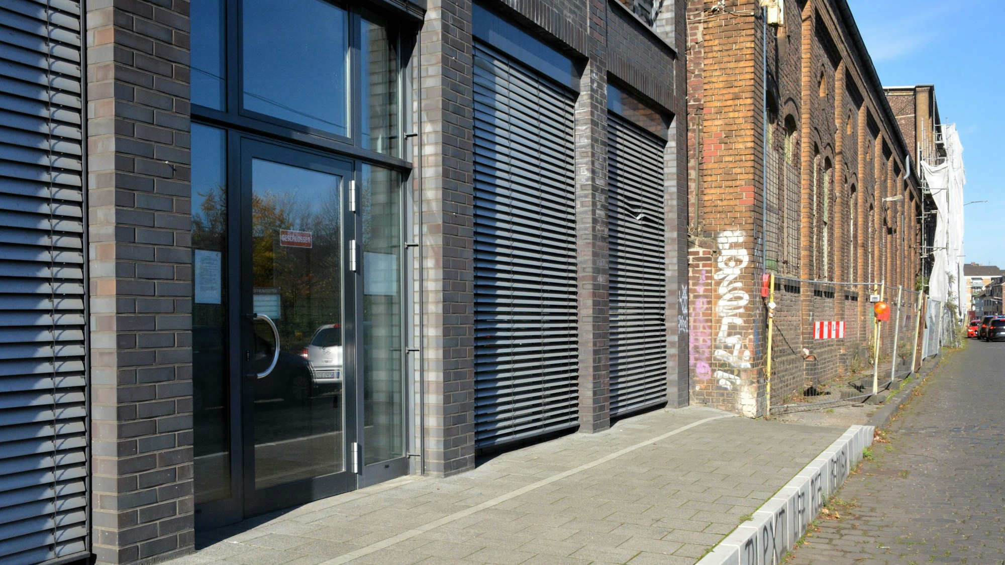 Ein Gebäude mit heruntergelassenen Jalousien. Foto: Stefan Rahmann