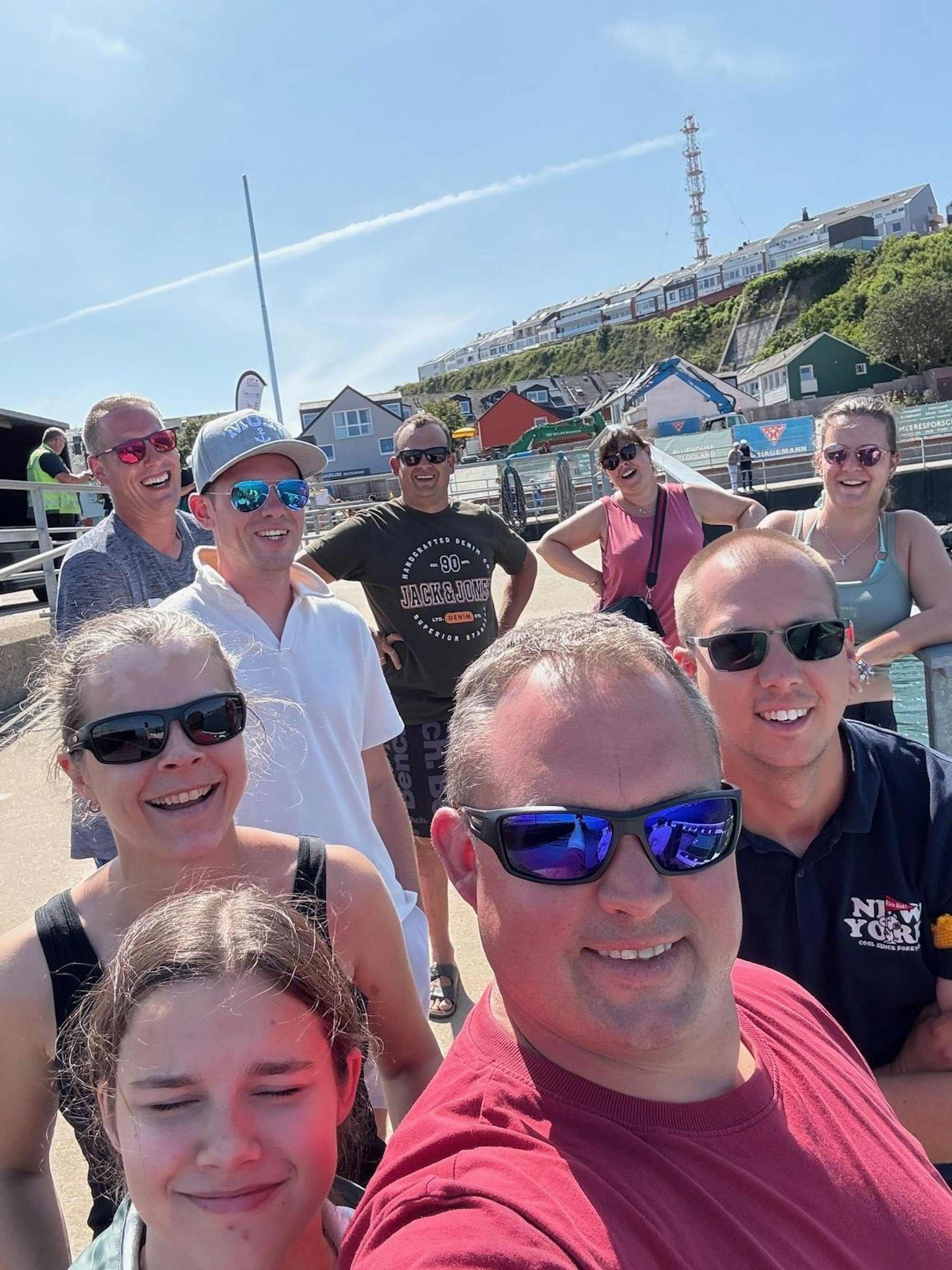 Ein Selfie der Männer mit Frauen und Kindern.