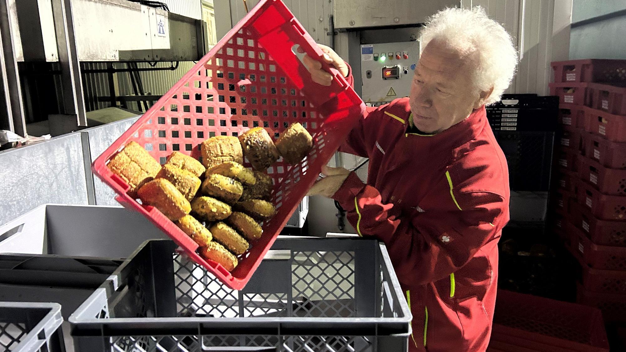 Lebensmittelretter Christian Horsters bei der Arbeit: Am frühen Morgen sammelt er bei der Großbäckerei Kraus im Kölner Stadtteil Feldkassel Backwaren vom Vortag ein.