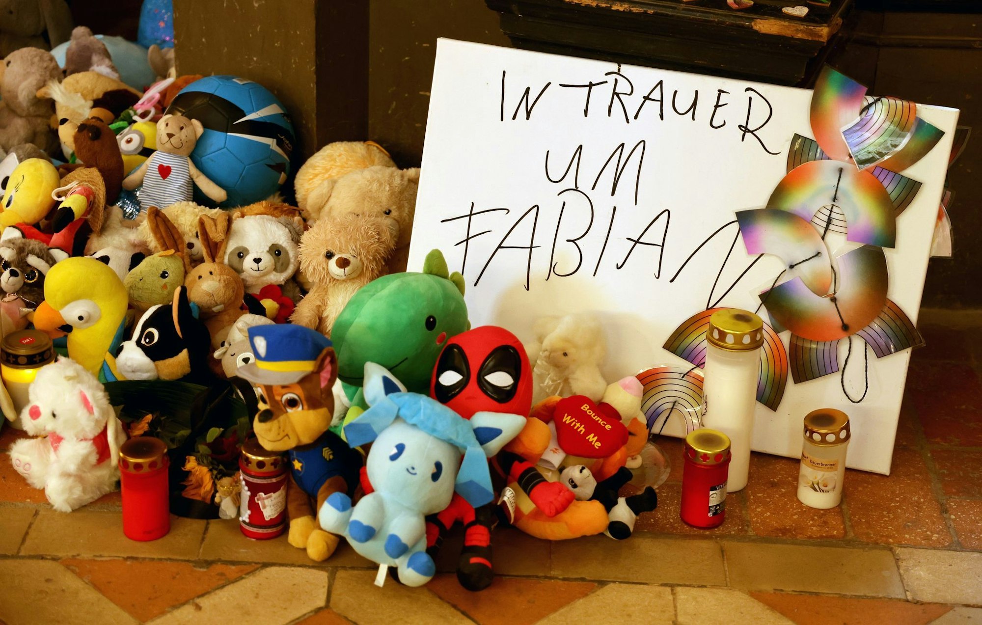 In der Marienkirche in Güstrow erinnern Plüschtiere und Grablichter an den getöteten Fabian.