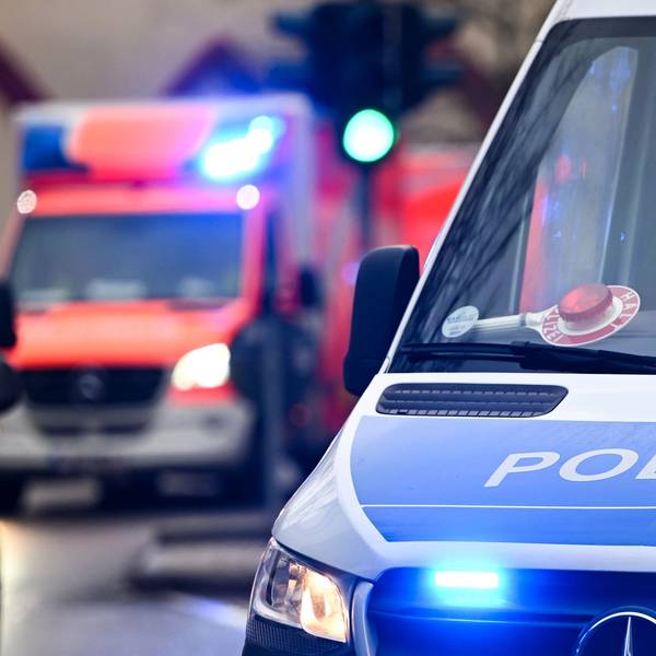 Ein Polizeiauto und ein Rettungswagen mit Blaulicht im Einsatz (Symbolfoto).