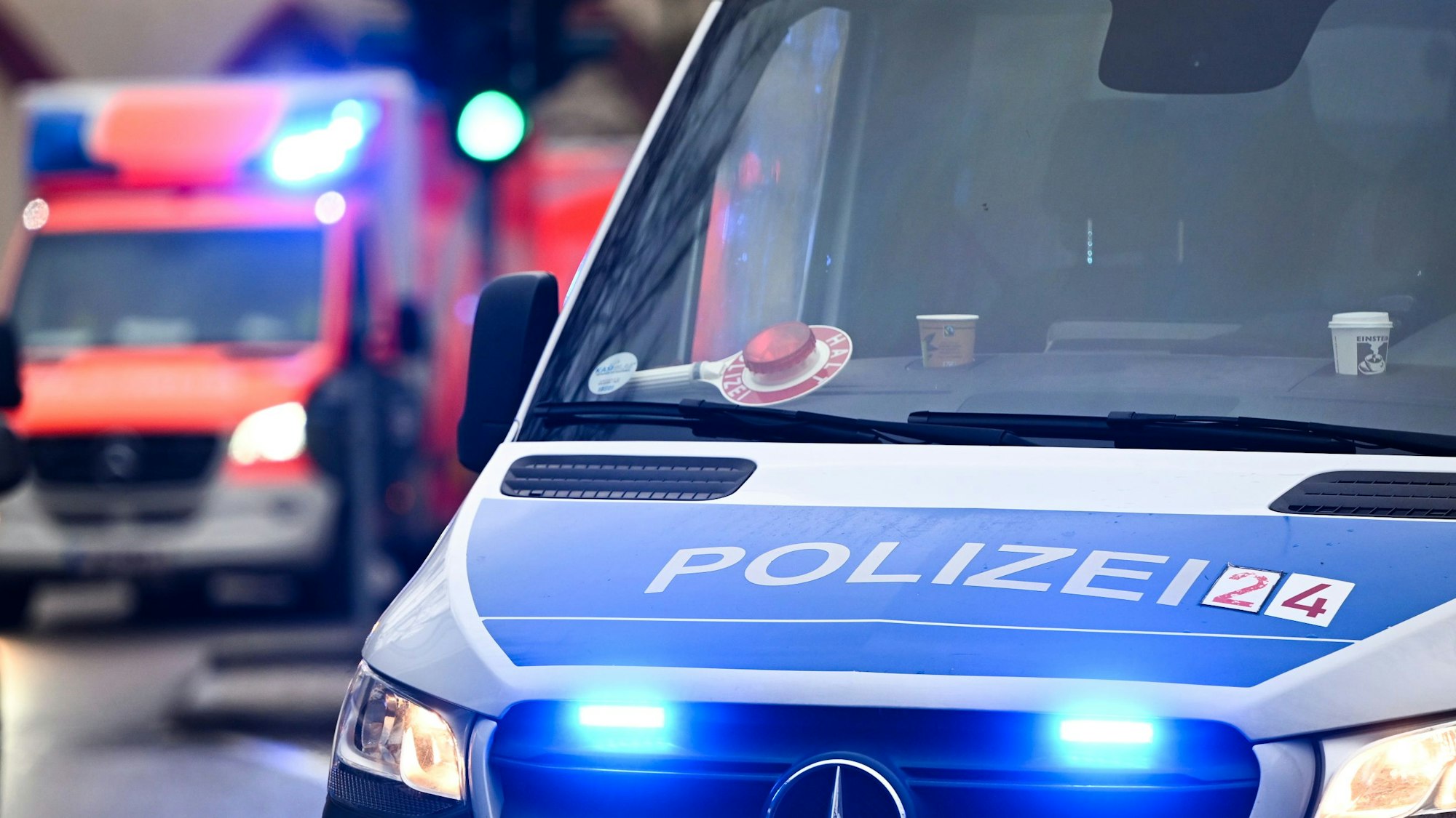 Ein Polizeiauto und ein Rettungswagen mit Blaulicht im Einsatz (Symbolfoto).