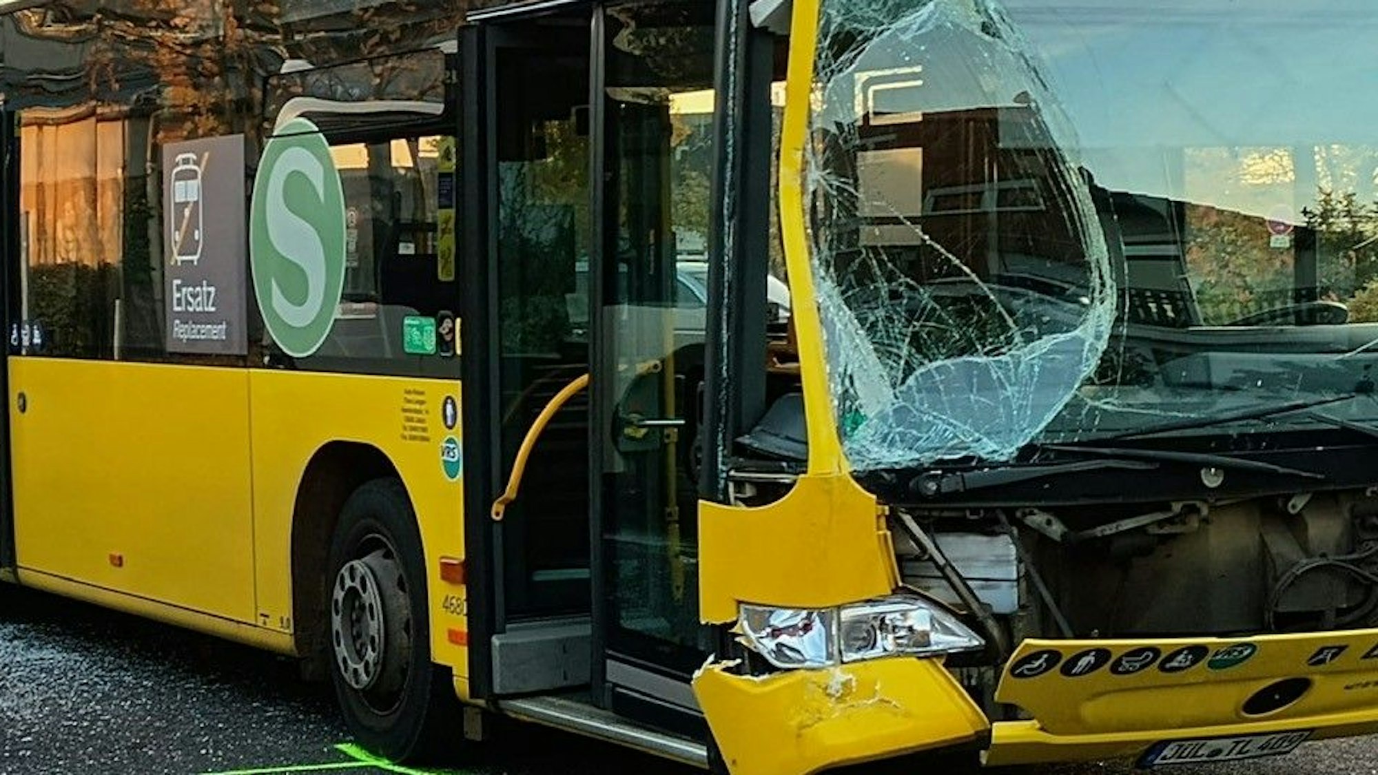 Das Bild zeigt einen beschädigten Schulbus.