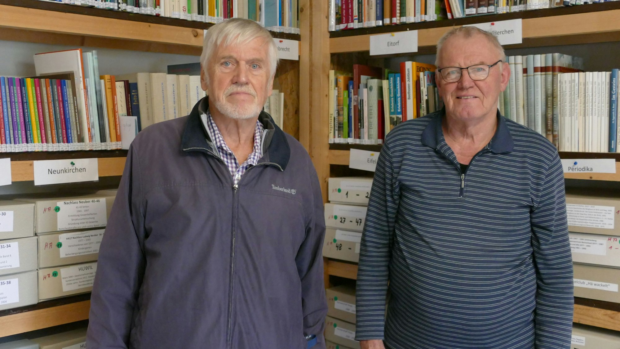 Wolfgang Eilmes (l.) und Hartmut Höffgen forschen im Ruppichterother Gemeindearchiv.