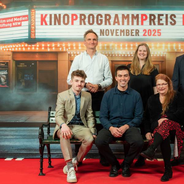 Dr. Daniel Huys, Paulina Zacharias und Jürgen Novotny (obere Reihe v.l. sowie Laurenz Zacharias, Marcus Schuder und Petra Stratmann (sitzend v.l.) holten den Kinoprogrammpreis ab.