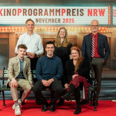 Dr. Daniel Huys, Paulina Zacharias und Jürgen Novotny (obere Reihe v.l. sowie Laurenz Zacharias, Marcus Schuder und Petra Stratmann (sitzend v.l.) holten den Kinoprogrammpreis ab.